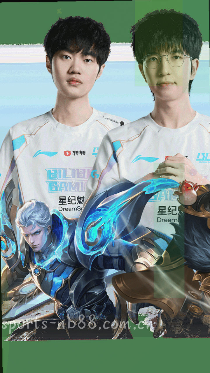手持手机屏幕显示比分通知的侧视画面